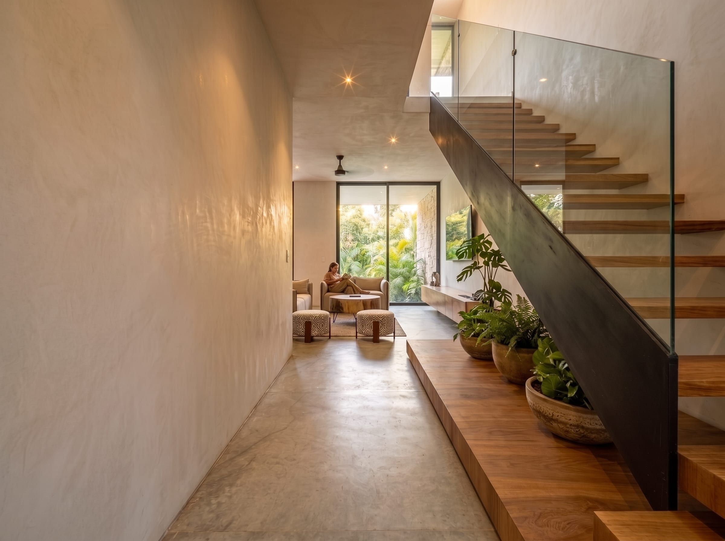 Pasillo con escalera de madera hacia el jardín